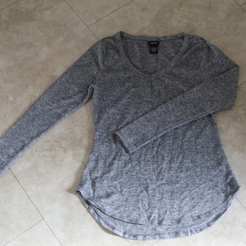 SOLD Rue 21 Grey Long Sleeve Sweater Top - Picture 2 of 6